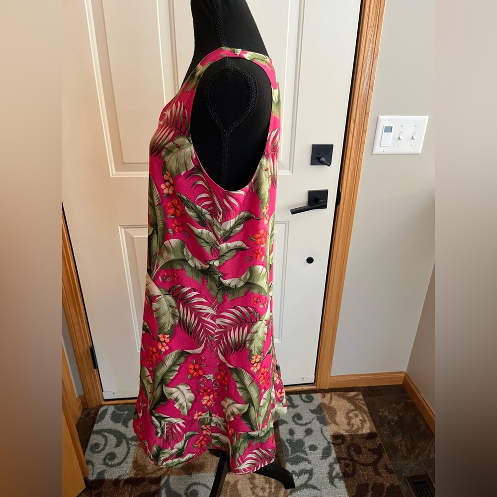 Tommy Bahama Fushia pink tropical palm leaf floral v neck shift dress. Medium - Picture 4 of 14